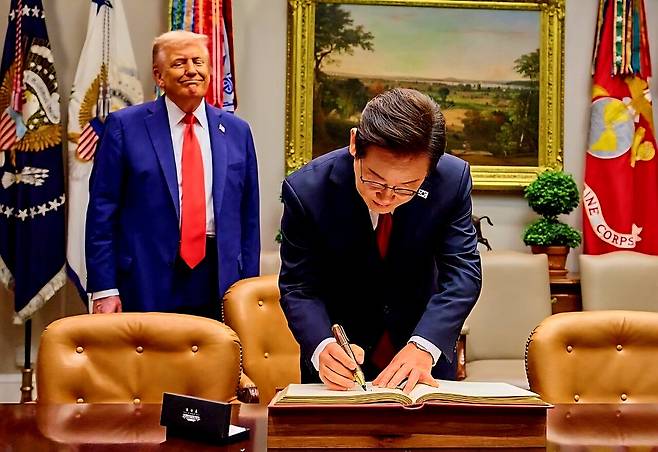 이재명 대통령이 지난해 7월 25일 미국 워싱턴 백악관에서 방명록을 작성하고 있다. / 연합뉴스