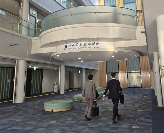 KBIC 내 한 건물에 비즈니스 미팅을 위해 들른 기업가들이 바삐 움직이고 있다. (사진=박소영 기자)