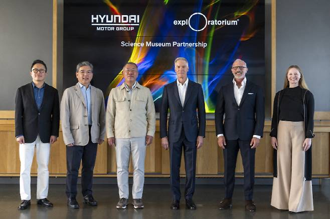 (왼쪽부터)현대차그룹 HMG브랜드경험담당 지성원 부사장, 장재훈 부회장, 정의선 회장, 익스플로라토리움 윌리엄 F. 멜린 이사회 의장, 린지 비어만 관장, 앤 리처드슨 최고경험책임자(CXO)이 기념 촬영하는 모습 (사진=현대차그룹)