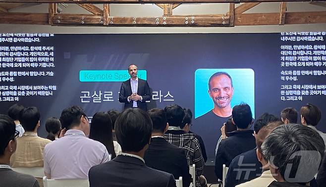 곤살로 가이올라스 딥엘 최고제품책임자(CPO)가 15일 서울 성동구 코사이어티에서 열린 딥엘의 글로벌 연례 고객 행사 '딥엘 커넥트'에 참석해 발표하고 있다. 2026.04.15. ⓒ 뉴스1 신은빈 기자