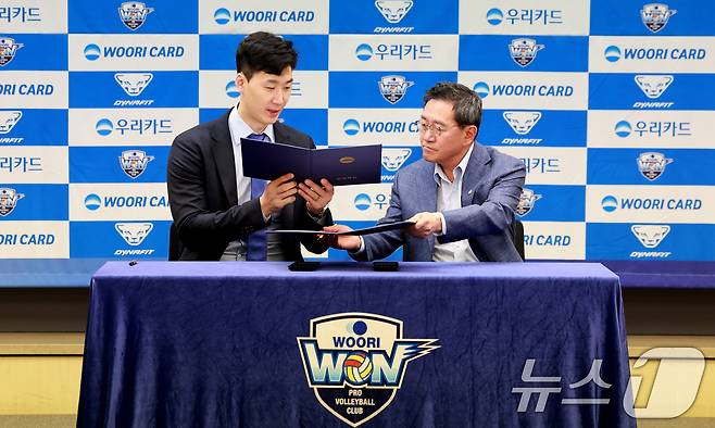 프로배구 남자부 우리카드의 박철우 신임감독(왼쪽)이 16일 서울 중구 프레스센터에서 열린 '우리카드 배구단 박철우 감독 취임 기자회견' 진성원 구단주와 계약서를 교환하고 있다. 박 감독은 올해 1월부터 파에스 전 감독의 뒤를 이어 감독대행으로 지휘봉을 잡아 후반기 18경기에서 14승 4패를 기록하며 포스트시즌에 진출하는 성과를 만들어내며 이번에 우리은행 제5대 감독으로 공식 선임됐다. 2026.4.16 ⓒ 뉴스1 이호윤 기자