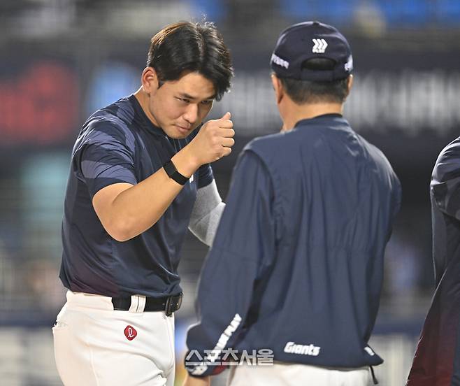 롯데 선발투수 김진욱이 15일 서울 잠실구장에서 열린 2026 KBO리그 LG전 승리 후 김태형 감독과 하이파이브를 하고 있다. 잠실 | 최승섭기자 thunder@sportsseoul.com