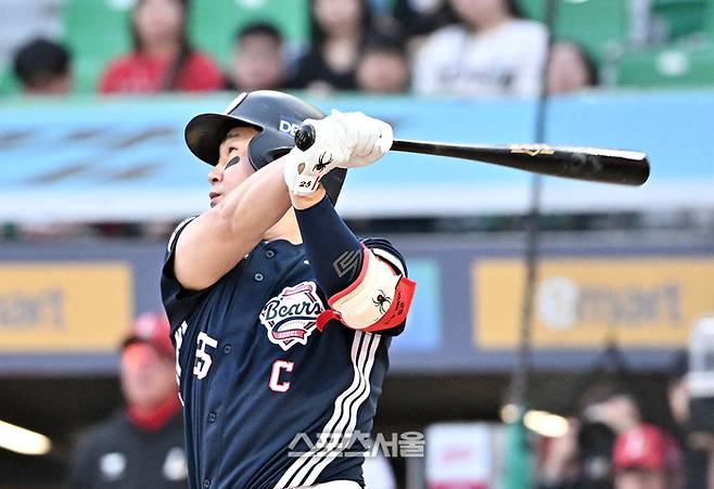 두산 양의지가 14일 문학구장에서 열린 2026 KBO리그 SSG와 1회초 1사 1-3루 상황에서 SSG 선발 타케다를 상대로 1타점 희생플라이를 치고 있다. 문학 | 박진업 기자 upandup@sportsseoul.com