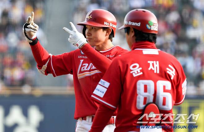 11일 잠실구장에서 열린 LG와 SSG의 경기. SSG 박성한이 안타를 날린 뒤 환호하고 있다. 잠실=박재만 기자 pjm@sportschosun.com/2026.04.11/