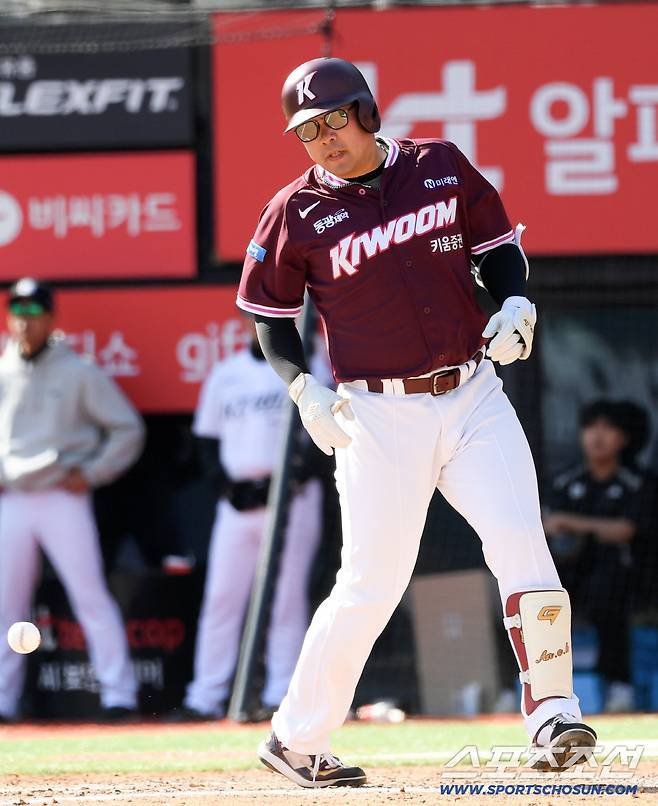 19일 수원KT위즈파크에서 열린 KBO리그 KT 위즈와 키움 히어로즈의 시범경기. 8회초 1사 만루 키움 안치홍이 투구에 맞고 있다. 수원=박재만 기자 pjm@sportschosun.com/2026.03.19/