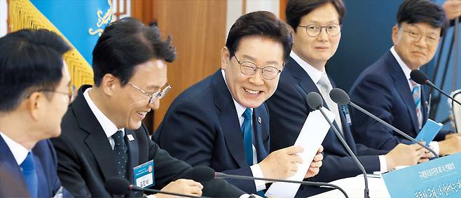 이재명 대통령이 15일 청와대에서 열린 규제합리화위원회 첫 회의를 주재하며 웃음 짓고 있다. 이 대통령은 이날 “현장의 필요보다 규제 당국의 편의에 기운 규제는 정비해야 한다”고 했다. 사진 왼쪽부터 박용진 규제합리화위 부위원장, 김민석 국무총리, 이 대통령, 남궁범 규제합리화위 부위원장, 이병태 규제합리화위 부위원장. /뉴스1