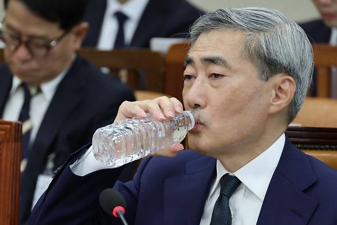 신현송 한국은행 총재 후보자가 15일 국회 재정경제기획위원회에서 열린 인사청문회에서 물을 마시고 있다.ⓒ연합뉴스