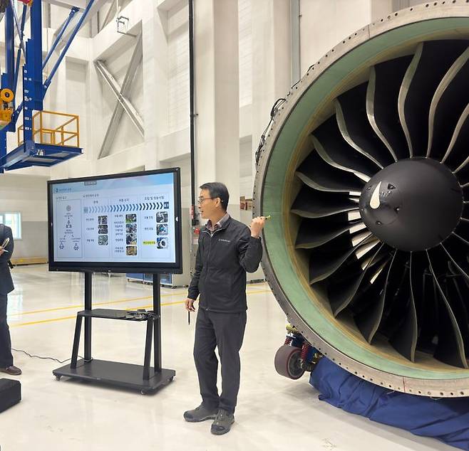 김광은 대한항공 엔진정비공장장 상무가 지난 15일 수리를 위해 입고된 항공기 엔진 옆에서 ETC(엔진테스트셀)에 대해 설명하고 있다. ⓒ데일리안 편은지 기자
