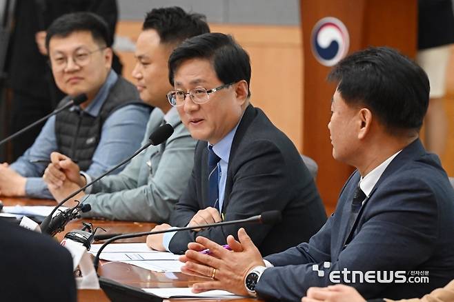 공동주택 내 전기차 충전시설 설치·운영체계 개선을 위한 간담회가 16일 서울 종로구 정부서울청사에서 열렸다. 김성환 기후에너지환경부 장관이 모두발언을 하고 있다. 이동근기자 foto@etnews.com