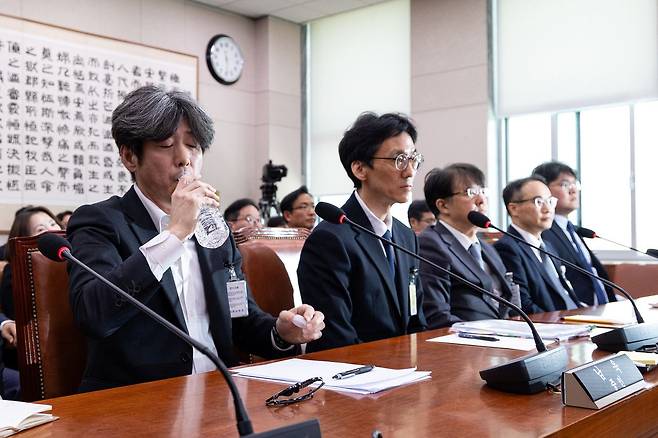 16일 서울 여의도 국회에서 열린 윤석열 정권 정치검찰 조작기소 의혹 사건 진상규명 국정조사특별위원회 대장동·김용 전 민주연구원 부원장·위례신도시 조작기소 의혹 사건 청문회에 증인으로 출석한 대장동 개발업자 남욱이 물을 마시고 있다. 뉴스1