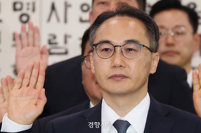 국회에서 16일 열린 윤석열 정권 정치검찰 조작기소 의혹사건 진상규명 국정조사 특별위원회 전체회의 대장동 청문회에서 이원석 전 검찰총장이 증인 선서를 하고 있다. 한수빈 기자