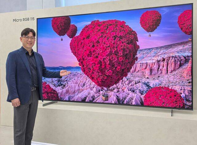 용석우 삼성전자 영상디스플레이사업부 사장이 15일 서울 서초구 삼성 강남에서 열린 ‘더 퍼스트룩 서울 2026’ 행사에서 115형 마이크로 RGB TV를 소개하고 있다. 용 사장은 “AI 일상 동반자로 스크린 경험을 제공해나갈 것”이라며 AI TV 대중화 원년을 선언했다. 삼성전자 제공