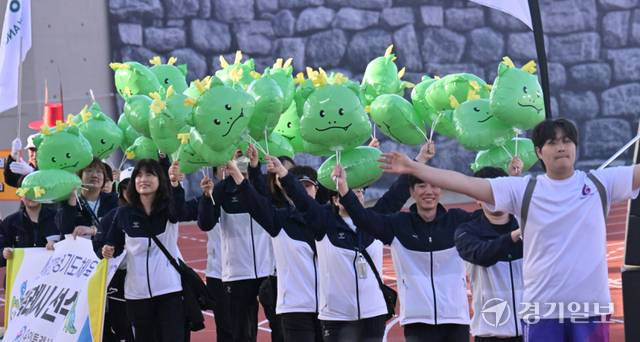 용인특례시 선수단이 조아용 캐릭터 풍선을 들고 입장 중이다. 홍기웅기자