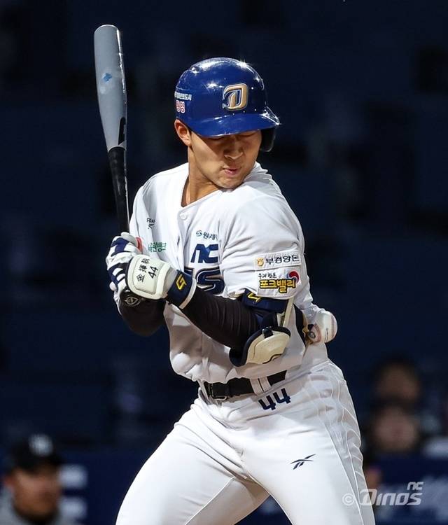 김휘집은 16일 사구를 맞았다. 사진=NC 제공