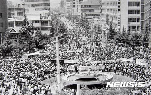 【광주=뉴시스】신대희 기자 = 5·18민주화운동 상징 공간인 광주 전일빌딩의 총탄 흔적이 헬기에서 쏜 것으로 보인다고 분석한 국립과학수사연구원이 14일 "옛 전남도청 쪽에서 금남로 방향으로 돌면서 사격한 것으로 추정된다"고 밝혔다. 사진은 1980년 5·18 당시 광주 동구 금남로 전일빌딩 주변 모습. (사진 = 5·18 기념재단 제공 사진 촬영) photo@newsis.com