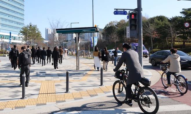 공공기관 차량 2부제 시행, 도보로 출근하는 공무원들 - 공공기관 차량2부제 가 실시된 지난 8일 오전 세종시 정부세종청사 공무원들이 개인형 이동장치를 이용하거나 도보로 출근길을 서두르고 있다. 뉴스1
