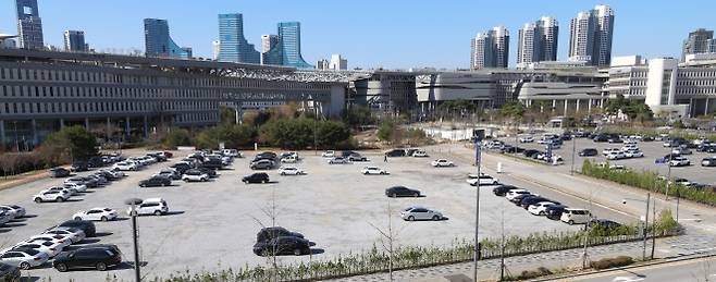 공공기관 승용차 2부제 시행, 공공기관 주차장 ‘여유’ - 자원안보위기 단계가 ‘경계’로 격상함에 따라 공공기관 차량 2부제(홀짝제)가 시작된 지난 8일 세종시 정부세종청사 인근 임시옥외 주차장이 여유로운 모습을 보이고 있다. 뉴시스