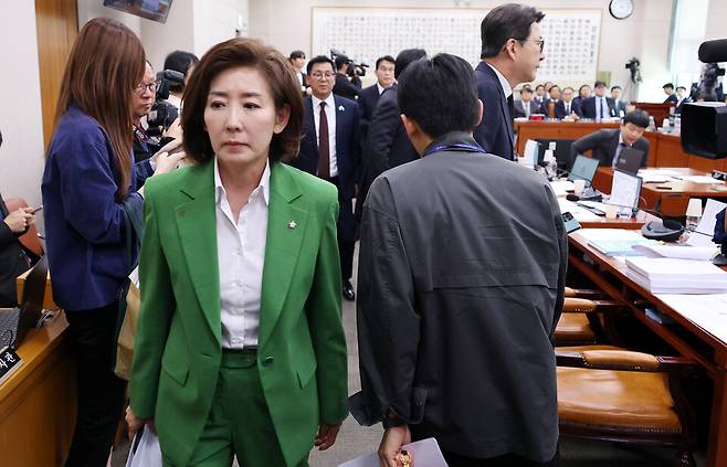 국민의힘 의원들이 16일 국회 '윤석열 정권 정치검찰 조작기소 의혹 사건 진상규명' 국정조사특별위원회에서 열린 대장동·위례 개발비리 및 김용 전 민주연구원 부원장 관련 의혹 사건에 대한 청문회에서 이재명 대통령 변호인 출신인 이건태·김동아 더불어민주당 의원의 이해 충돌을 문제 삼으며 집단 퇴장하고 있다. ⓒ연합뉴스