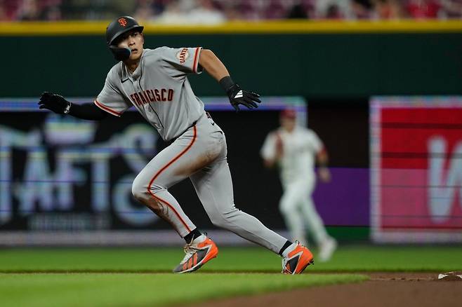 샌프란시스코 이정후가 16일(한국시간) 미국 오하이오주 신시내티 그레이트아메리칸볼파크서 열린 2026 메이저리그(MLB) 신시내티전에서 9회초 2루타로 출루한 뒤 후속타자의 파울 플라이가 나오자 태그업을 통해 3루로 달리고 있다. 신시내티|AP뉴시스