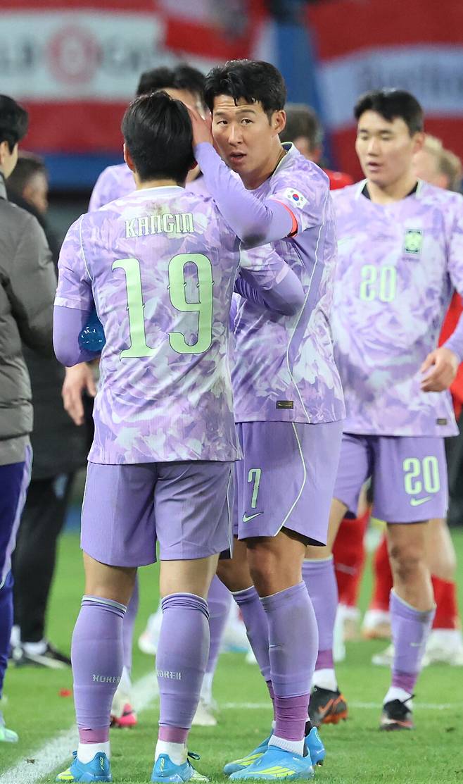 ▲ 한국은 약 2주에 걸친 사전캠프 기간에 두 차례 평가전을 치러 조직력을 끌어올릴 계획이다. 구체적인 상대국과 일정은 추후 공지할 예정이다. 월드컵 본선행에 성공한 국가 또는 조별리그 상대를 고려한 ‘맞춤형 매치’가 이뤄질 확률이 높은데 전술 실험과 경기 감각 회복을 동시에 겨냥한다. ⓒ 연합뉴스