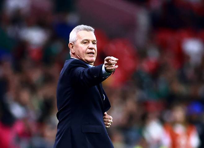 ▲ 하비에르 아기레 감독이 이끄는 멕시코 축구대표팀은 다음 달 6일 국내파 선수를 조기 소집해 장기 훈련에 돌입한다. 이 같은 행보는 한국 축구에도 낯설지 않다. 2002년 한일 월드컵을 앞두고 '히딩크호'가 장기 소집과 집중 훈련을 통해 조직력을 끌어올린 기억과 맞물리기 때문이다. 개최국 이점이 '장기 합숙'에서 극대화돼 4강 진출 신화를 이룬 터라 이번 멕시코 선택에도 관심이 집중되고 있다. ⓒ 연합뉴스 / Reuters