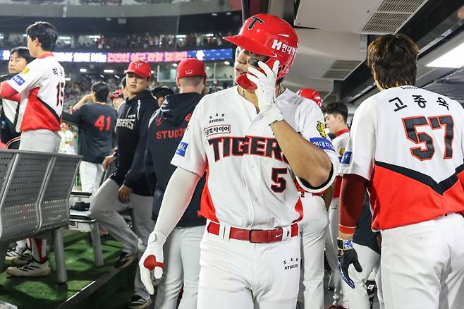 김도영이 15일 광주 키움전에서 7회 솔로 홈런을 친 뒤 더그아웃에서 그라운드를 응시하고 있다. /사진=KIA 타이거즈 제공