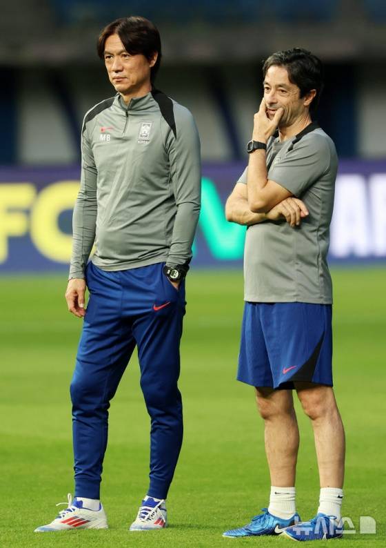 홍명보 감독과 주앙 아로소 코치. /사진=뉴시스