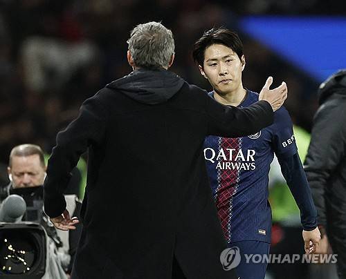 파리 생제르맹(PSG) 이강인이 올여름 팀을 떠나기로 결심했다는 소식이 전해졌다. 유럽축구연맹(UEFA) 챔피언스리그 4강 진출이라는 성과에 가려진 출전 시간 부족 문제가 결국 이적이라는 결단으로 이어진 모양새다. 프랑스 매체 르트랜스퍼는 이강인이 이번 여름 PSG를 떠나기로 결심한 두 명의 선수 중 한 명이며 팀 내 입지 확보에 어려움을 느끼고 올여름 이적을 강력히 원하고 있다고 전했다. 연합뉴스