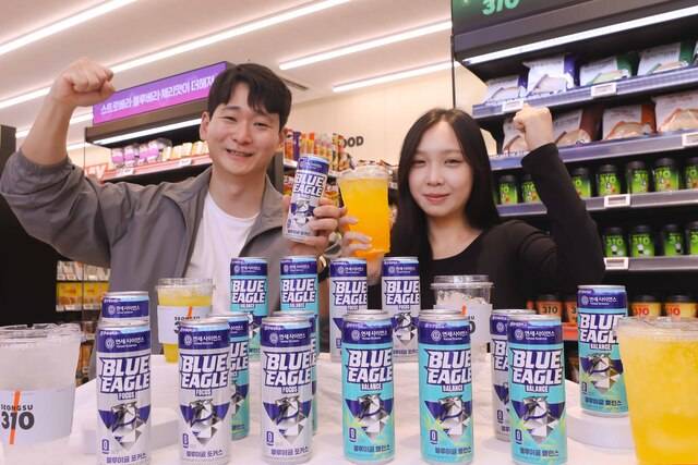 이마트24가 이번에 선보이는 ‘블루 이글’은 오리지널 타입의 ‘블루 이글 포커스’와 열대과일 풍미를 더한 ‘블루 이글 밸런스’ 두 가지 맛으로 출시된다. 두 상품 모두 355ml 용량으로 선보이며, 2,300원에 판매된다.(이마트24 제공)