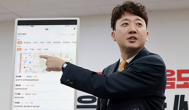 이준석 개혁신당 대표가 지난 3월 9일 국회에서 'AI 선거 사무장' 애플리케이션 모형을 들고나와 퍼포먼스를 벌이고 있다. / 연합뉴스