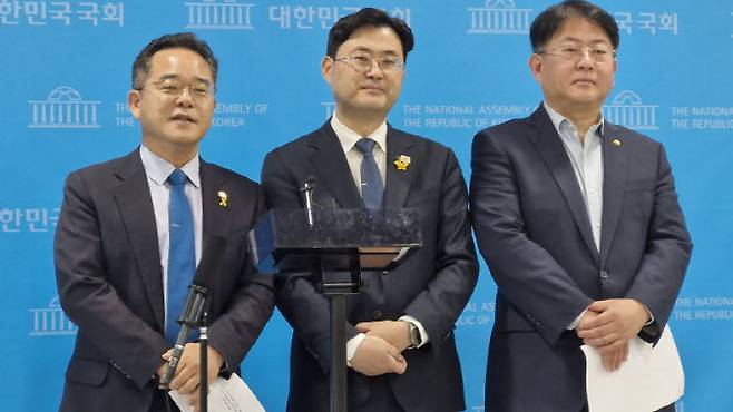 민주당 디지털자산태스크포스(TF) 위원장인 이정문 의원(가운데)과 민병덕 의원(맨왼쪽), 박민규 의원(맨오른쪽) 이 16일 서울 여의도 소통관에서 기자회견 직후 기자들과 만나 27일 국회 정무위원회 법안소위에 디지털자산기본법 법안이 상정돼야 한다고 말했다. 현재 국회에는 민병덕·이강일·박상혁 더불어민주당 의원의 디지털자산 종합법안과 안도걸·김현정 민주당 의원 및 김은혜 국민의힘 의원의 스테이블코인 특화 법안, 지난 9일 발의된 김성원 국민의힘 의원의 가상자산기본법 제정안 등 총 7건이 계류 중이다.(사진=이데일리 최훈길 기자)