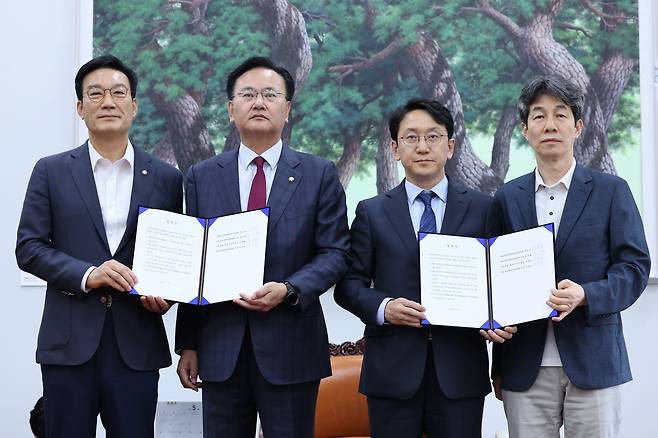 천준호 더불어민주당 원내운영수석부대표와 유상범 국민의힘 원내운영수석부대표가 17일 서울 여의도 국회에서 6.3 지방선거 정치개혁 관련 합의문을 발표하고 있다./뉴스1