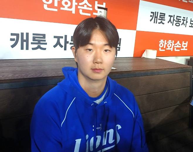 14일 경기에서 승리 투수가 된 뒤 취재진과 인터뷰하는 장찬희. 대전=김식 기자