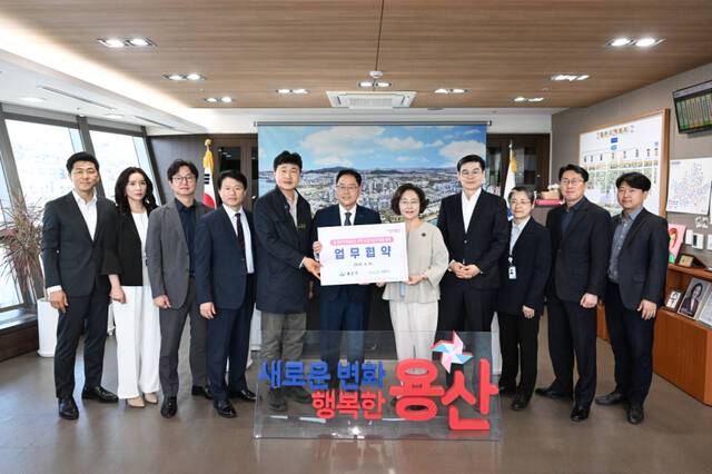 16일 용산구청을 방문한 강수현 양주시장, 이영주 경기도의원, 양주시 관계자 등이 박희영 용산구청장과 업무협약을 체결한 뒤 기념사진을 찍고 있다. 양주시 제공