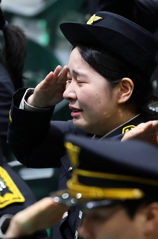 14일 오전 전남 완도군 농어민문화체육센터에서 열린 고 박승원 소방경·노태영 소방교의 영결식에서 한 소방관이 오열하고 있다. 연합뉴스