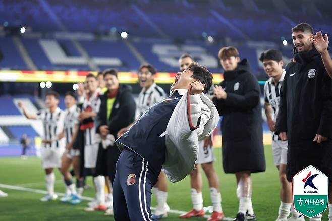 지난 15일 울산 문수축구경기장에서 열린 울산 HD전 승리 후 원정 팬들 앞에서 기뻐하고 있는 김기동 FC서울 감독. /사진=한국프로축구연맹 제공
