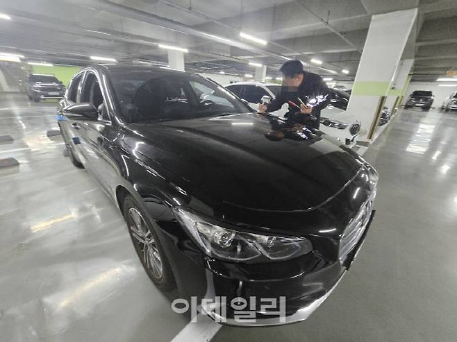 카머스에서 온 평가사가 차량을 점검하고 있다(사진=윤정훈 기자)