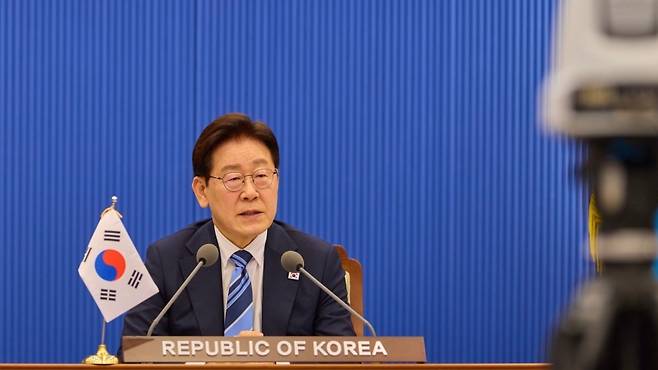 이재명 대통령이 17일 화상 정상회의에 참석해 호르무즈 해협 항행 문제 관련 발언을 하고 있다. (청와대)
