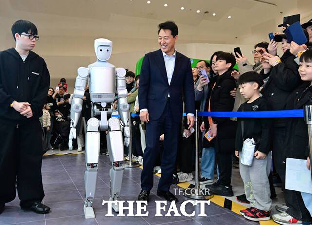 서울시가 올해 상반기 'Vision 2030 펀드' 600억원 출자약정을 진행한다고 19일 밝혔다. 사진은 오세훈 서울시장이 지난달 서울 동대문디자인플라자(DDP)에서 열린 '서울AI페스티벌 2026'에 참석해 로브로스 휴머노이드 로봇과 나란히 걷고 있는 모습. /이새롬 기자