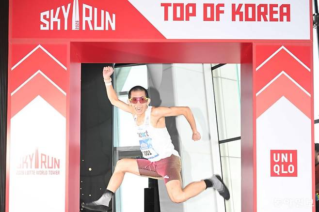 19일 오전 서울 송파구 롯데월드타워에서 열린 ‘2026 롯데월드타워 스카이런(SKY RUN)’에서 참가자가 완주 후 기념촬영을 하고 있다. 변영욱 기자 cut@donga.com