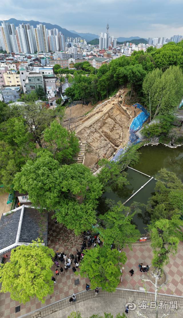 20일 대구 달성토성 남측 진입로 신설부지 일대에서 정밀발굴조사 현장공개 설명회가 열리고 있다. 이번 조사 결과 달성토성은 기존에 알려진 단순 토성이 아니라, 흙과 돌을 따로 또는 섞어 쌓아 견고성을 높인 토석혼축과 석축 기법을 함께 사용한 것으로 확인됐다. 안성완 기자 asw0727@imaeil.com