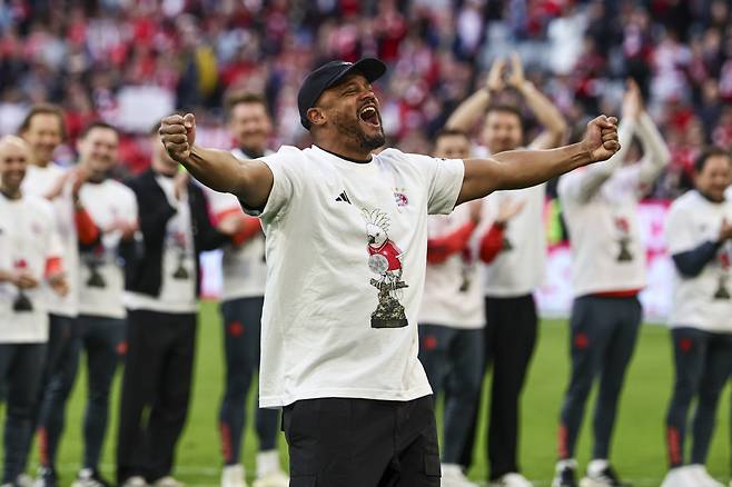 epa12900987 Head coach Vincent Kompany of Munich celebrates winning the German Bundesliga title after the soccer match between FC Bayern Munich and VfB Stuttgart, in Munich, Germany, 19 April 2026. EPA/RONALD WITTEK CONDITIONS - ATTENTION: The DFL regulations prohibit any use of photographs as image sequences and/or quasi-video.
<저작권자(c) 연합뉴스, 무단 전재-재배포, AI 학습 및 활용 금지>
