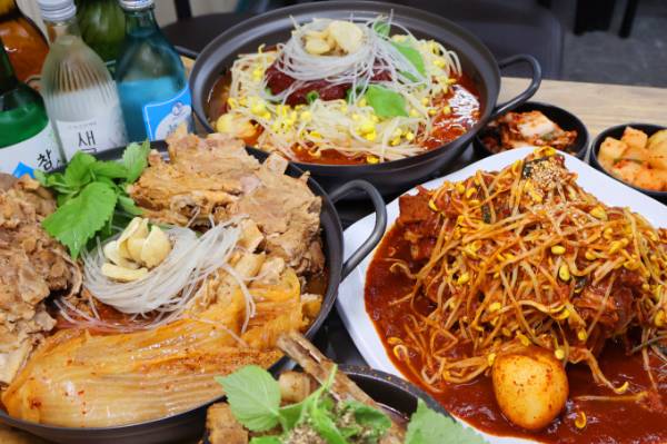 한남동감자탕의 묵은지감자탕(왼쪽)과 국물뼈찜, 뼈찜. /사진=다이어리알