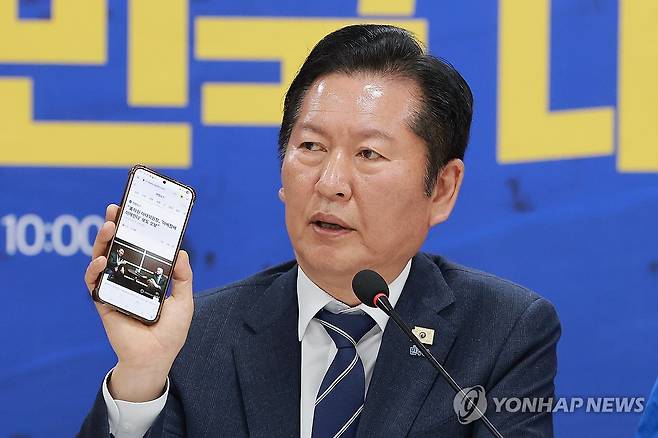 국민의힘 장동혁 대표 방미 비판하는 민주당 정청래 대표 (보령=연합뉴스) 신현우 기자 = 더불어민주당 정청래 대표가 20일 충남 보령머드테마파크에서 열린 현장 최고위원회의에 참석해 자신의 의원 외교 경험을 언급하며 국민의힘 장동혁 대표의 방미를 비판하고 있다. 2026.4.20 nowwego@yna.co.kr