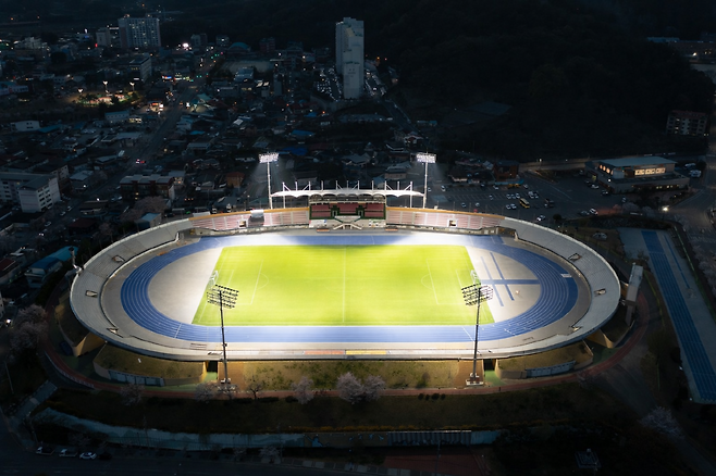 17일 저녁, 문경시민운동장에 불이 켜졌다. /문경시 제공