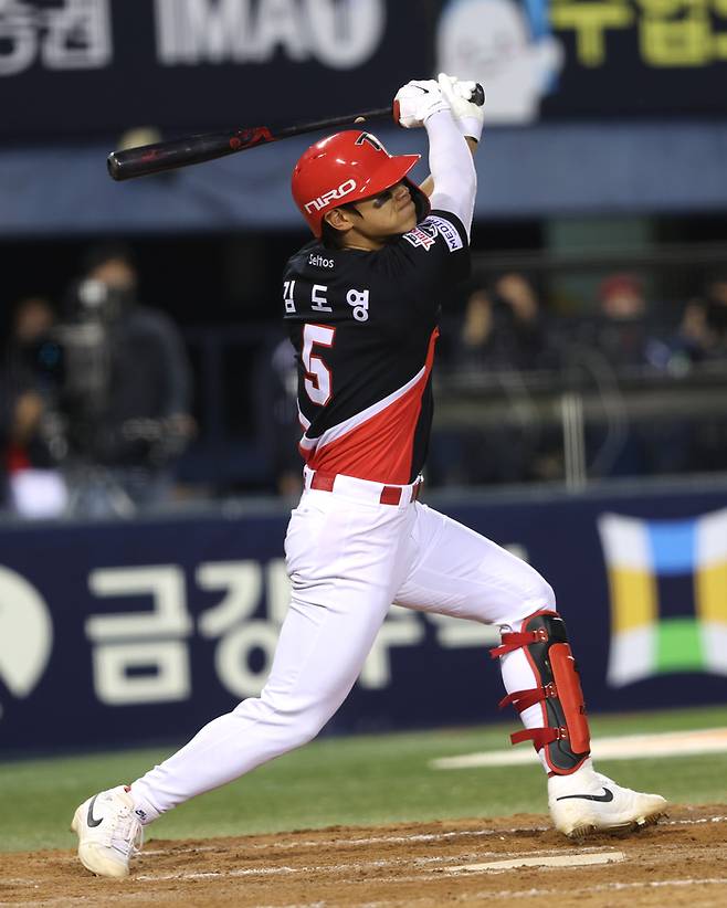 KIA 김도영이 17일 잠실구장에서 열린 2026 KBO리그 정규시즌 두산과 경기에서 2루타를 치고 있다. 사진 | KIA 타이거즈