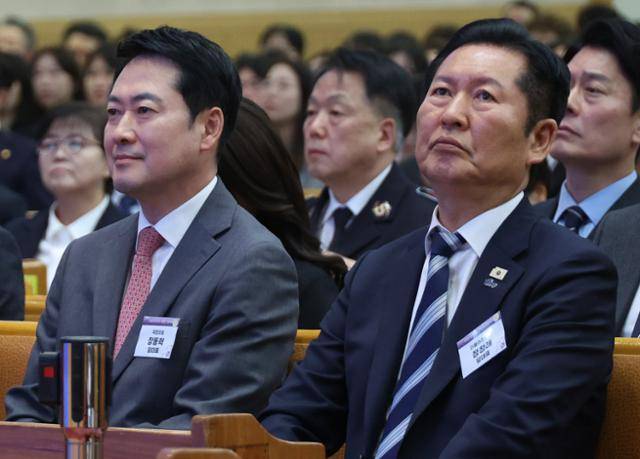 더불어민주당 정청래(오른쪽) 대표와 국민의힘 장동혁 대표가 5일 서울 여의도순복음교회에서 열린 부활절 연합예배에 참석하고 있다. 연합뉴스
