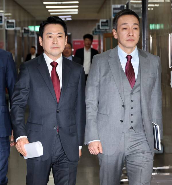 ▲미국 방문 일정을 마친 뒤 20일 새벽에 귀국한 국민의힘 장동혁 대표(왼쪽)와 김민수 최고위원이 국회에서 열린 최고위원회의에 참석하기 위해 입장하고 있다. ⓒ연합뉴스