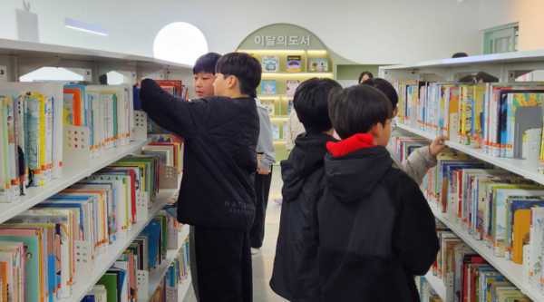 거제 국산초등학교에서 학생들이 책을 고르고 있다. /국산초