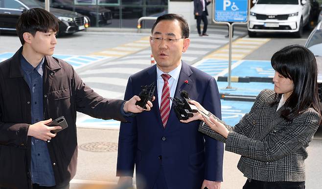 주호영 의원이 지난달 27일 서울남부지방법원에서 자신을 컷오프한 국민의힘 공천관리위원회 결정 효력을 정지해 달라며 낸 가처분 신청 심문에 출석하며 취재진 질문에 답하고 있다. /연합뉴스